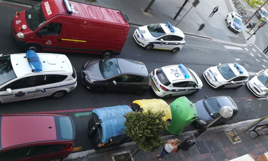 Policía local, ertaintza y bomberos cerrando la calle Reyes Católicos de Vitoria donde un hombre se atrincheraba con su hijo de dos años tras apuñalar a su mujer