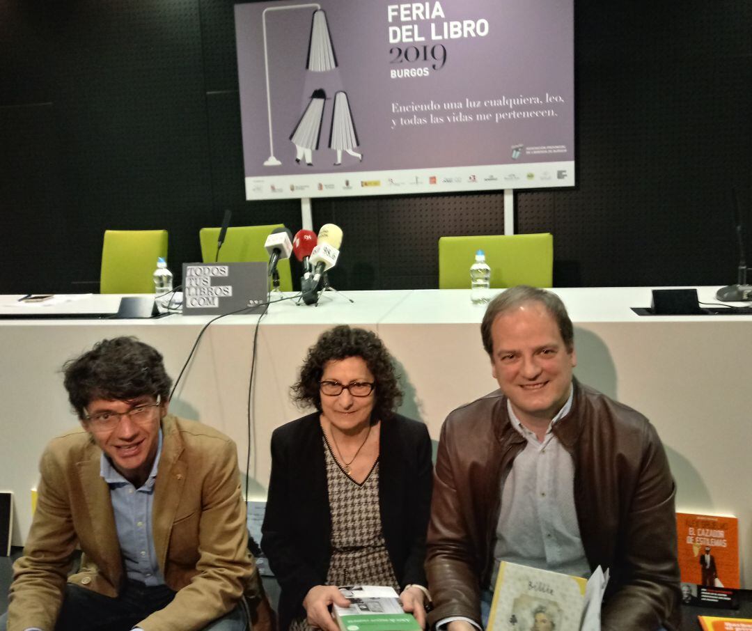 El presidente de la asociación de libreros, Alvaro Manso (izda), Carmen Monje, directora de la Biblioteca Pública y Víctor Abot