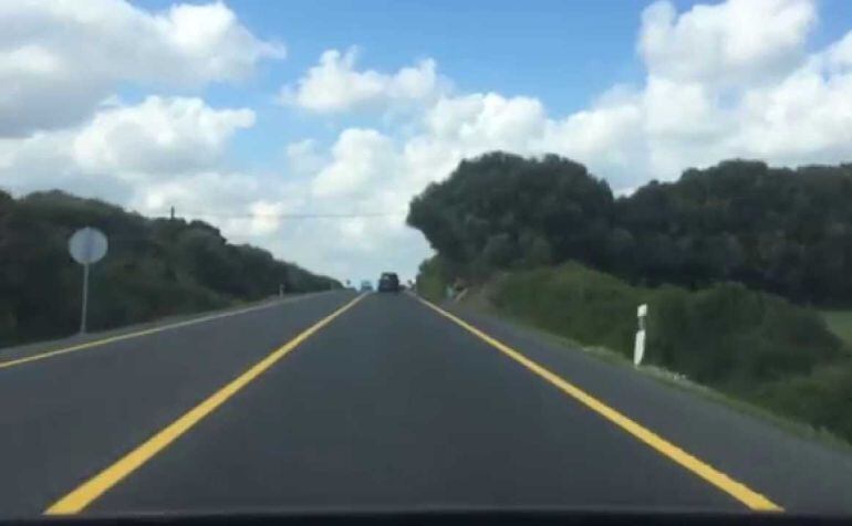 La adenda firmada garantiza las obras de mejora de la carretera general.