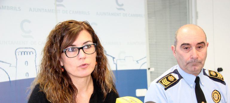 La alcaldesa de Cambrils, Mercè Dalmau, con el jefe de la Policia Local, Josep Muñoz