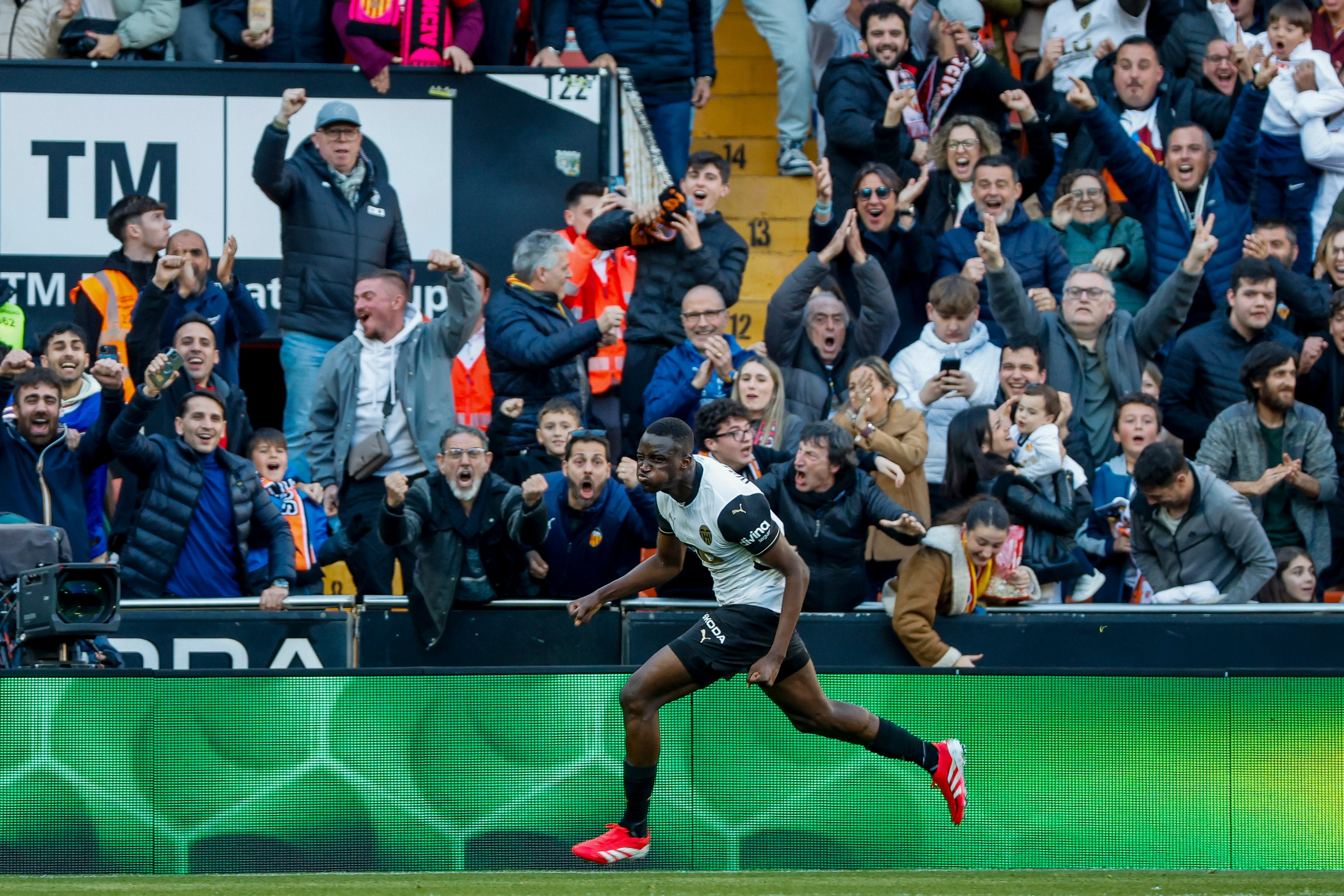 VALENCIA, 09/02/2025.- El defensa francés del Valencia Mouctar Diakhaby celebra el gol marcado ante el Leganés, segundo para el equipo che, durante el partido de LaLiga disputado este domingo entre el Valencia y el Leganés en el estadio de Mestalla. EFE/Ana Escobar
