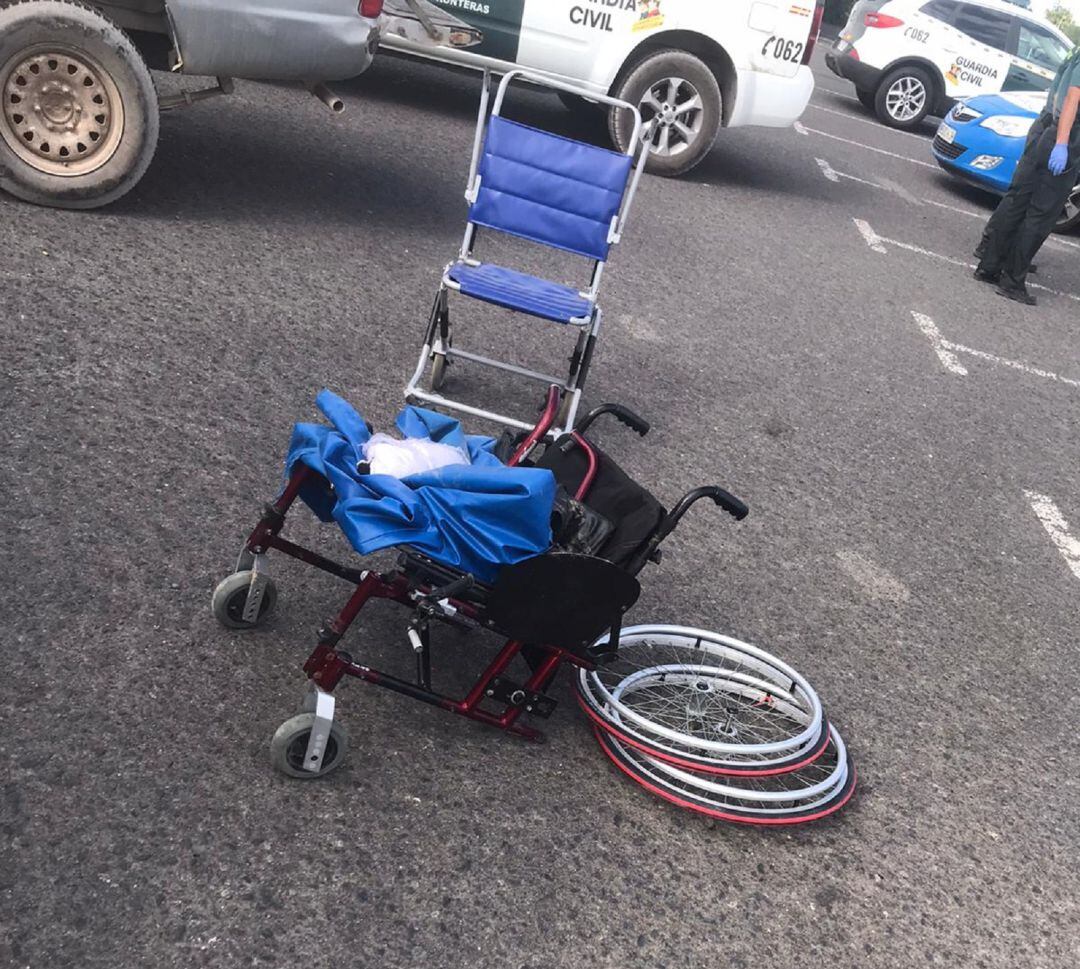 La silla de ruedas utilizada por el inmigrante para viajar en la patera.