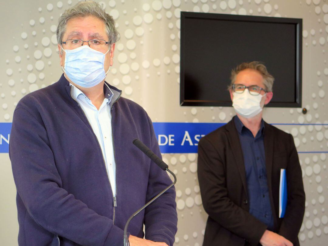 El coordinador del Observatorio de la Salud del Principado de Asturias, Mario Margolles (izquierda), y el Director General de Salud Pública, Rafael Cofiño (derecha), en rueda de prensa