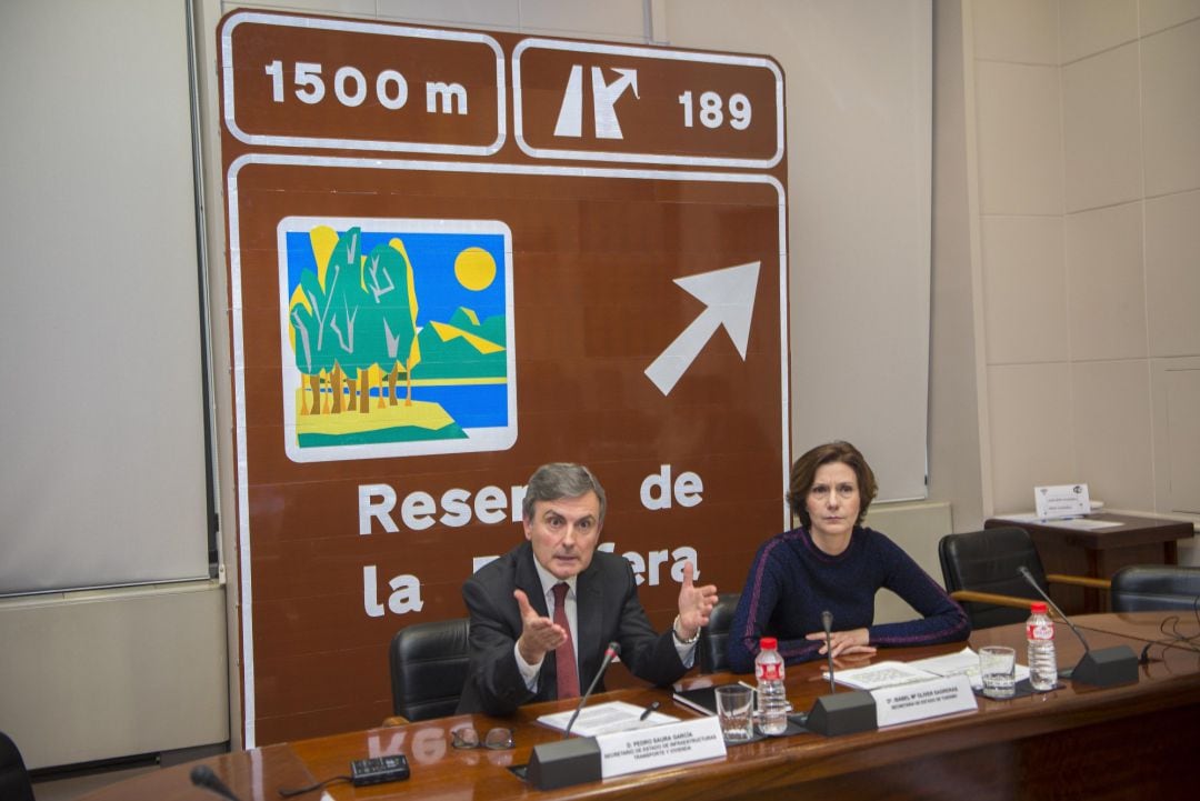 El secretario de Estado de Infraestructuras, Transporte y Vivienda, Pedro Saura, junto a la secretaria de Estado de Turismo, Isabel Oliver.