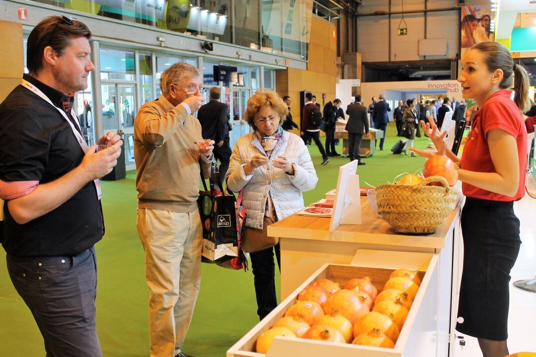 Unos clientes saborean la Granada en el stand de la feria de Madrid