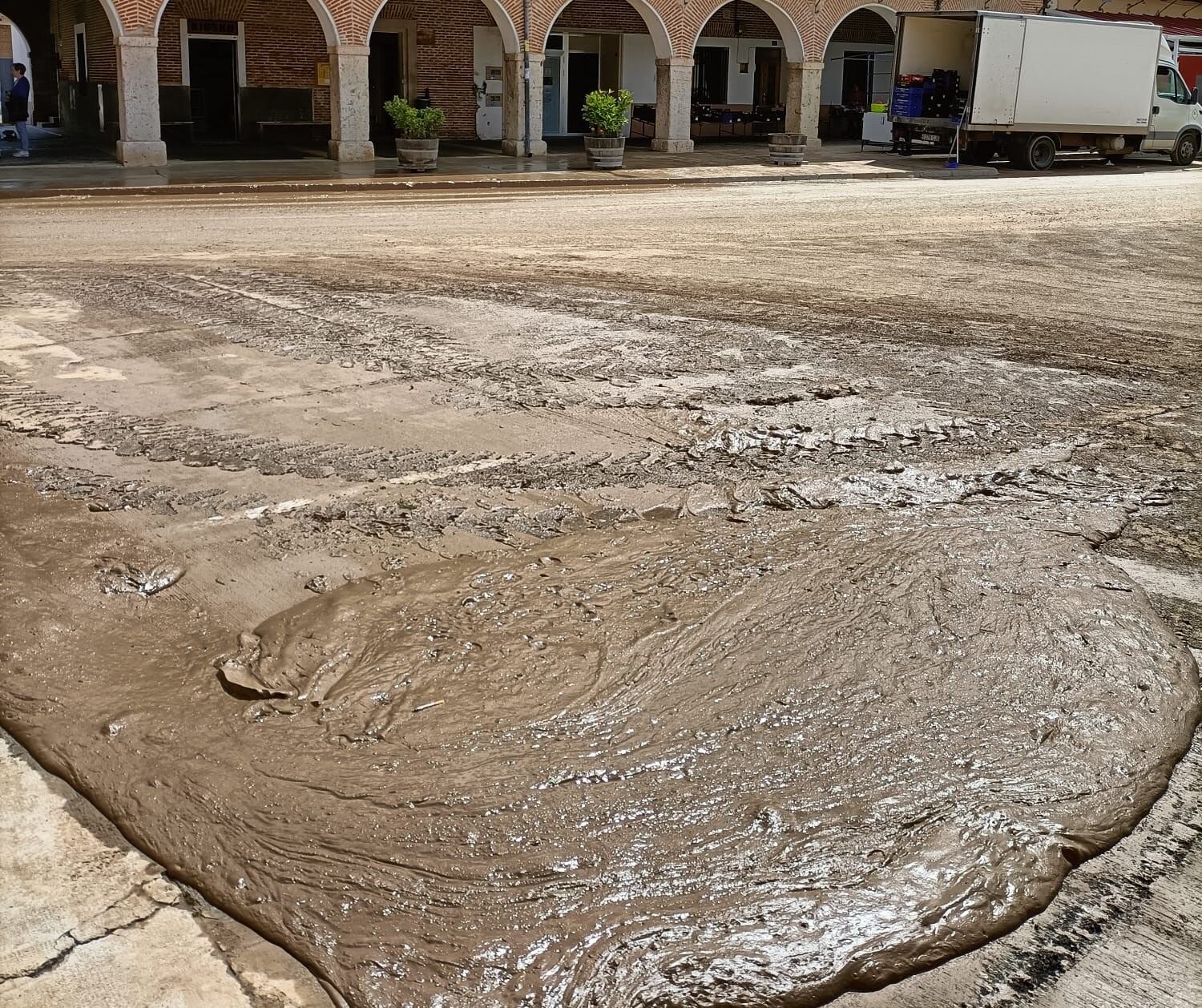 La limpieza del barro, tras la tormenta, ocupa a los vecinos de La Seca