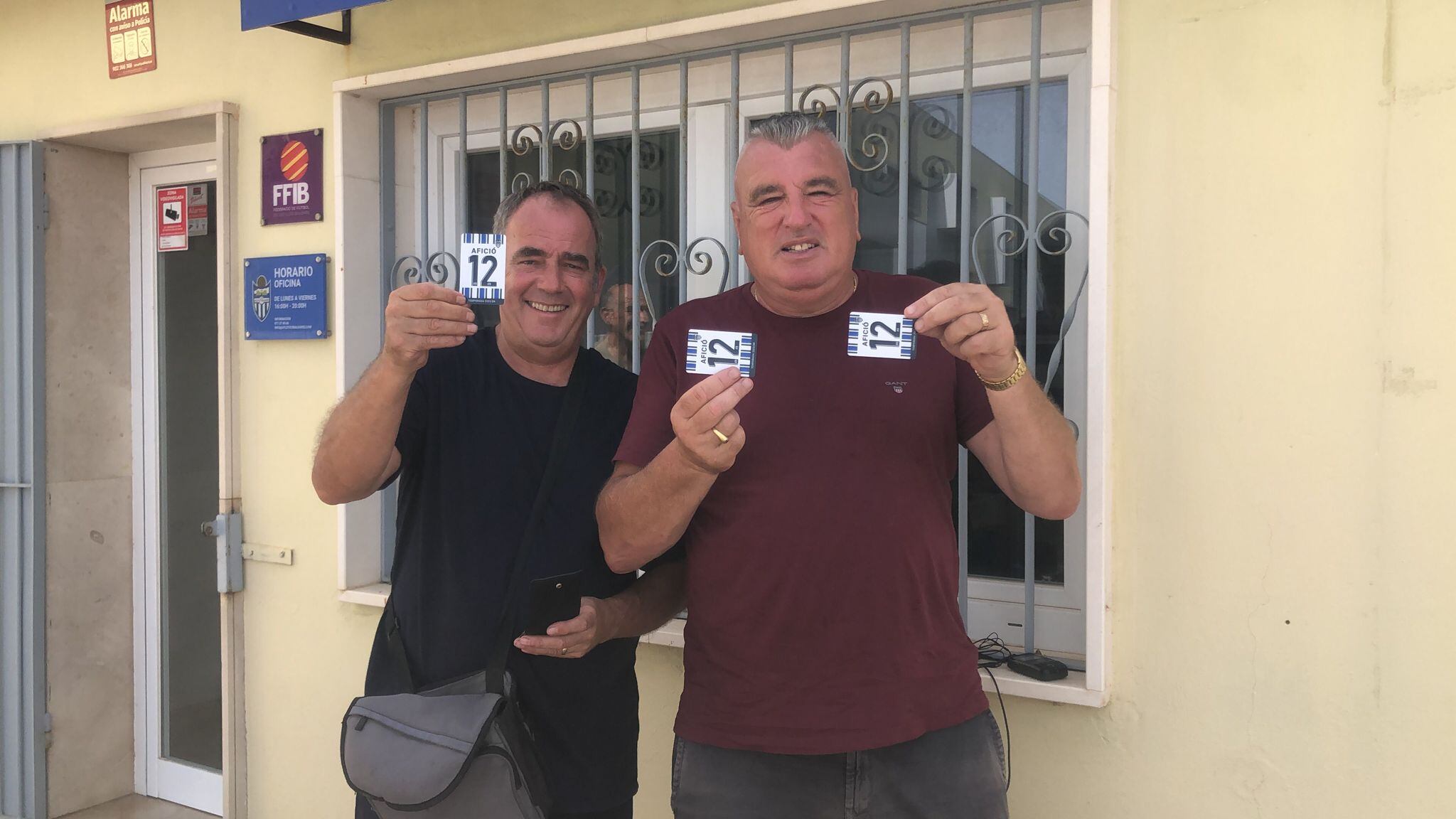 Annis Abraham y Steven Russell posan con su nuevo carnet de abonado