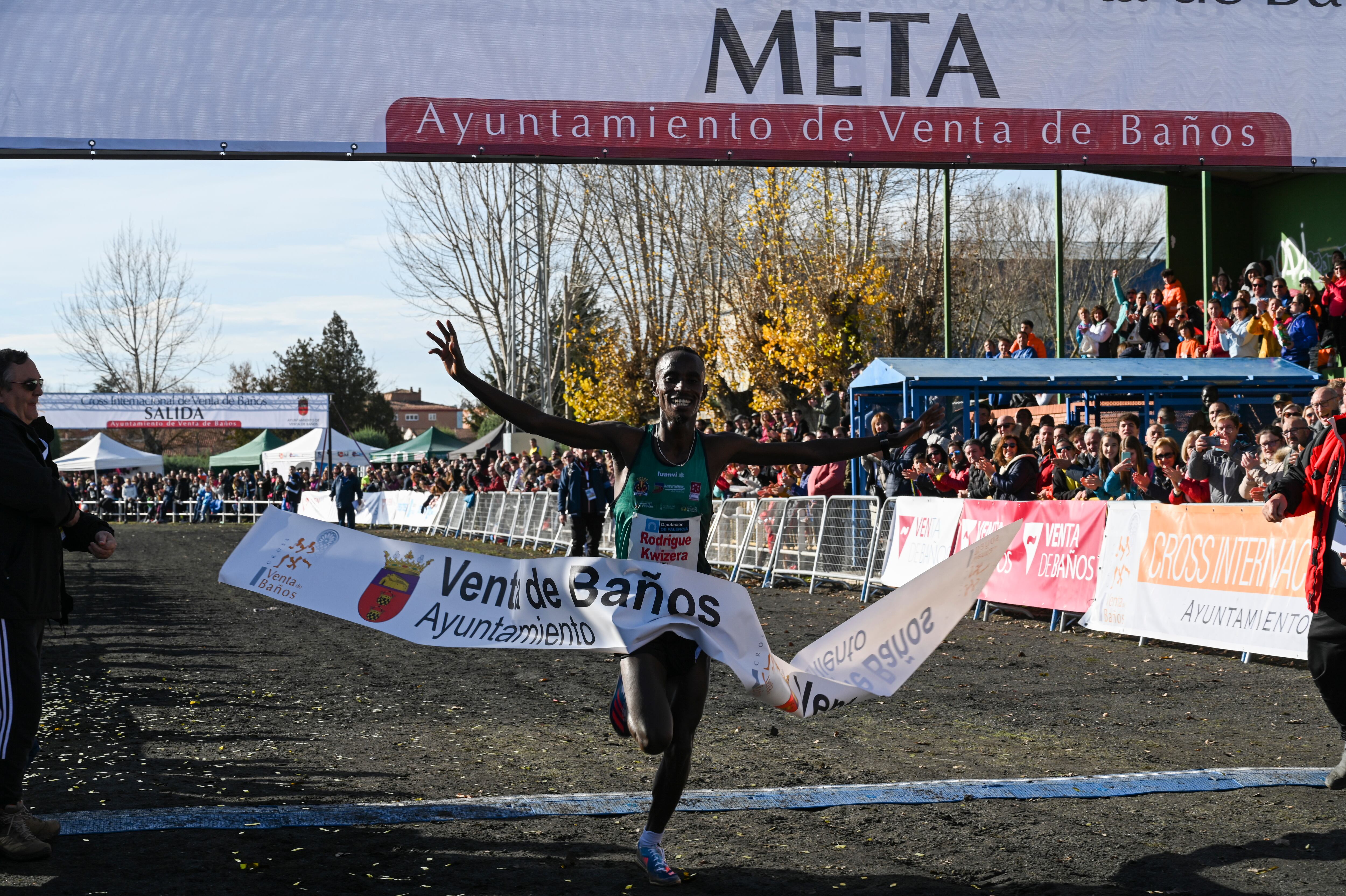 GRAF6872. VENTA DE BAÑOS (PALENCIA), 18/12/2022.- El burundés Rodrigue Kwizera se impone vencedor del 42 Cross Internacional de Venta de Baños. EFE/ Almudena Álvarez
