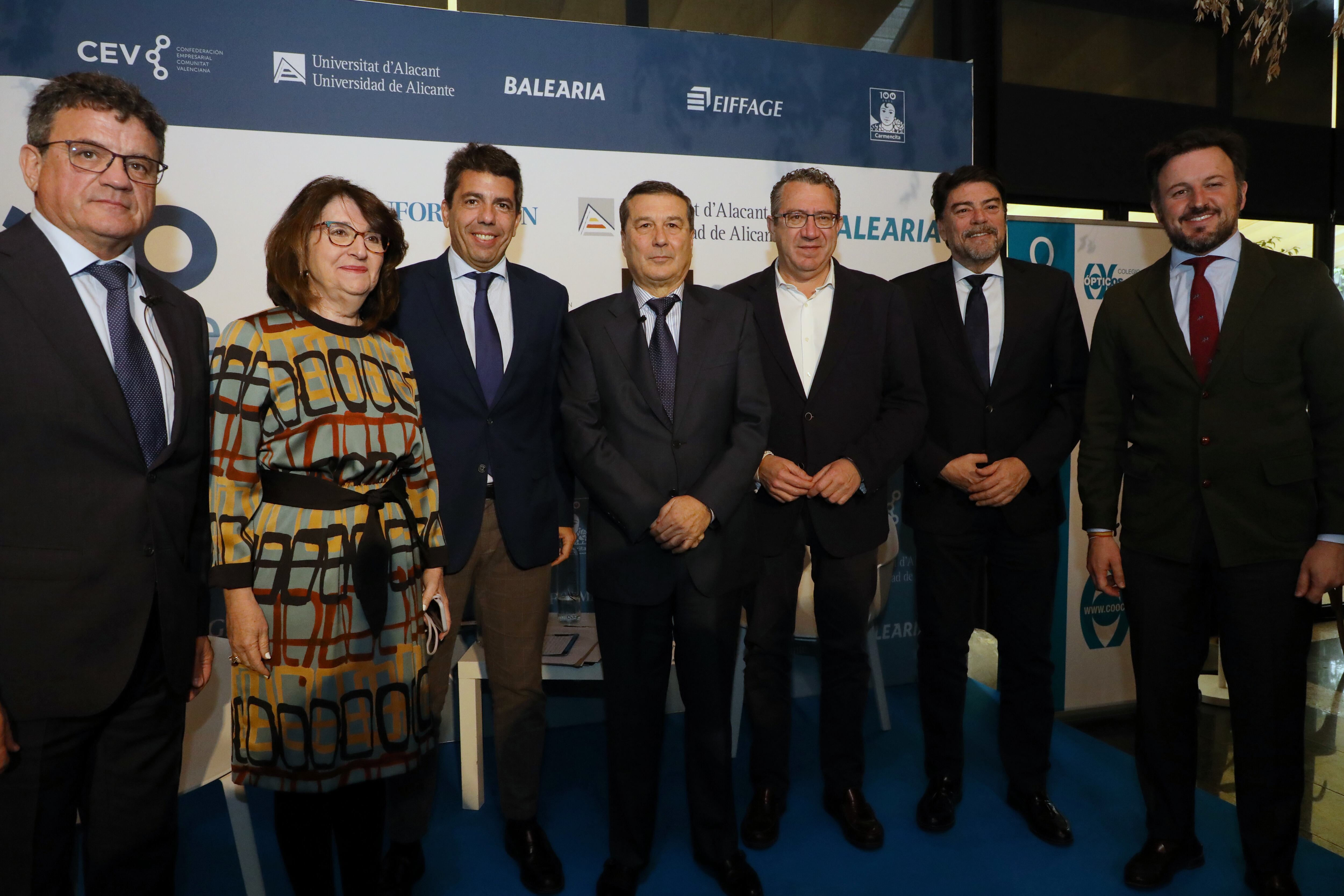 El conseller de Sanitat de la GVA, Marciano Gómez, en el centro tras su participación en Foro Información. A su derecha, el president Mazón.