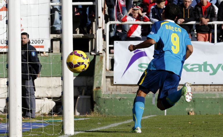 El jugador colombiano del Sevilla Bacca marca su primer gol ante el Rayo Vallecano.