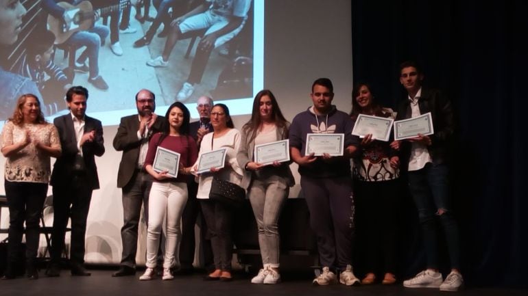 Varios estudiantes gitanos reciben diplomas por su formación académica