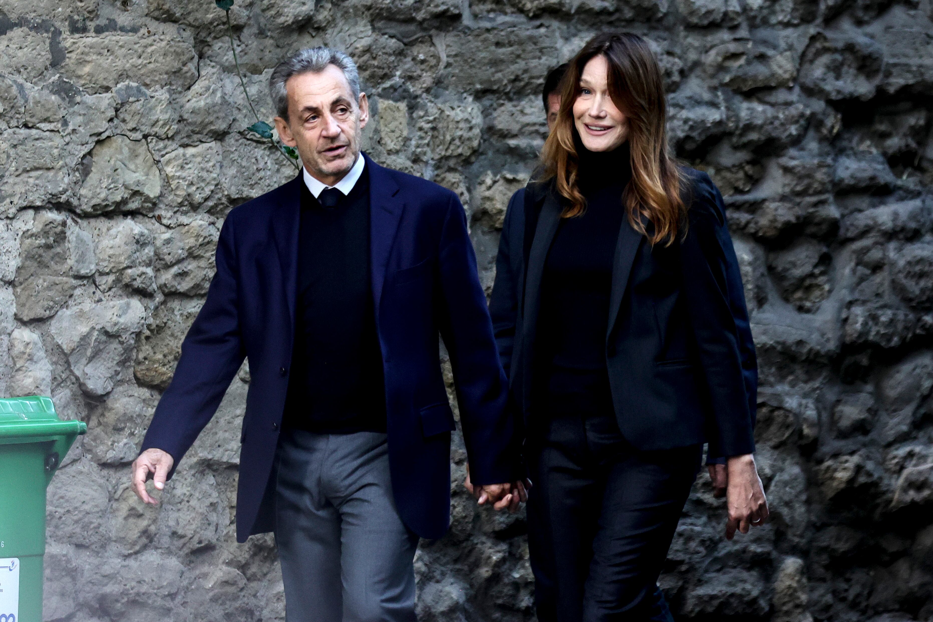 Nicolas Sarkozy y Carla Bruni salen de su casa familiar