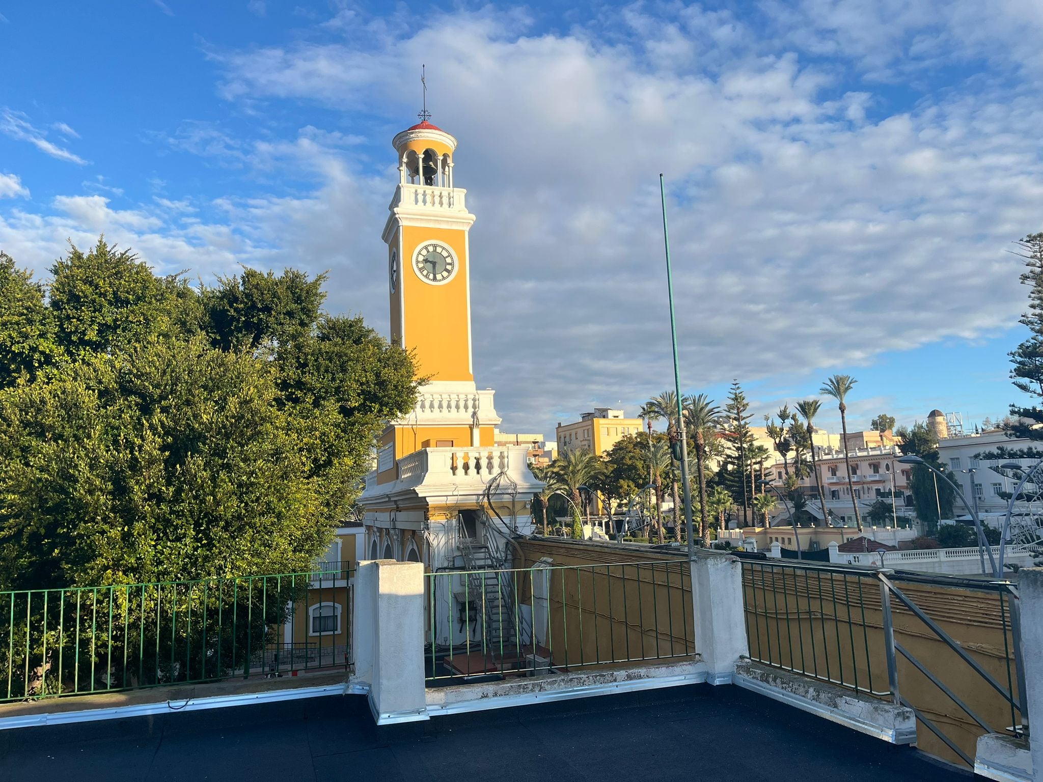 El reloj del Arsenal de Cartagena, un mecanismo del siglo XIX que sigue latiendo a mano