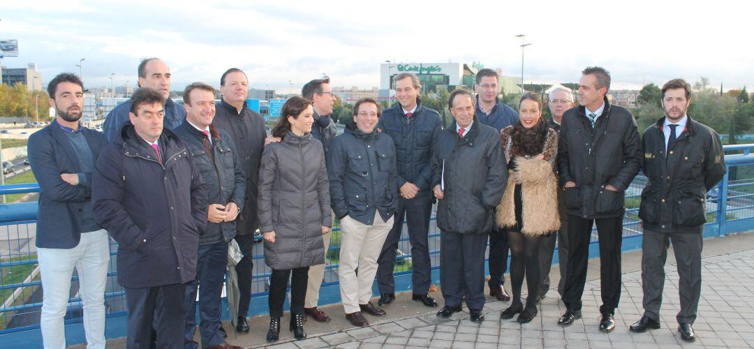 Los alcaldes y portavoces del Partido Popular en los municipios del norte de Madrid se han concentrado esta mañana en un tramo de la A-1 