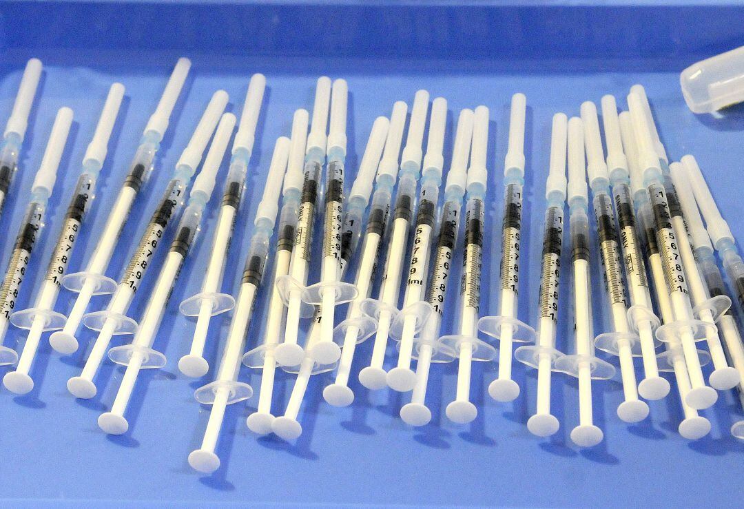 Diverses dosis del vaccí contra la Covid19 preparades al punt de vacunació d'Andorra la Vella.