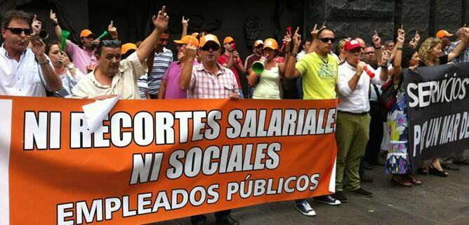 Concentración frente a las puertas de la sede de la Presidencia de Canarias en solidaridad con su compañera