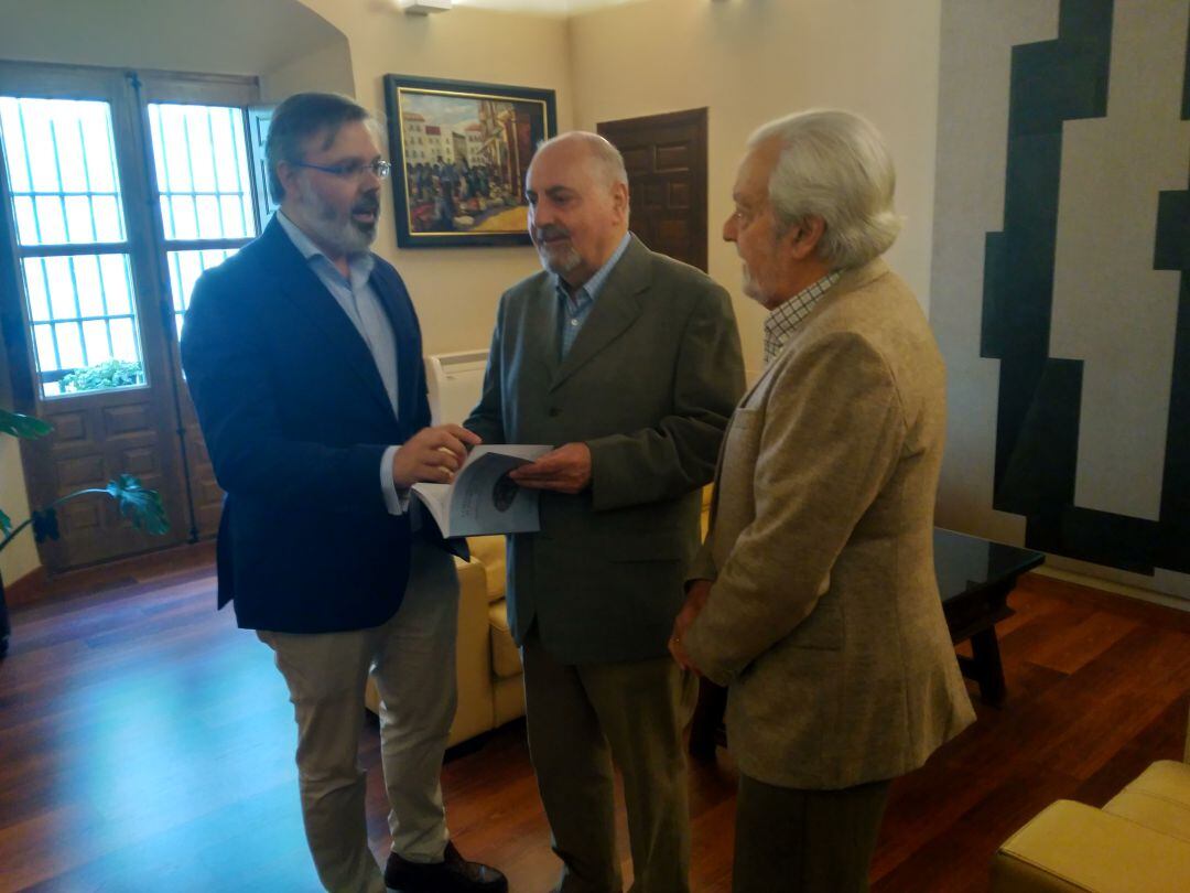 El autor del libro Fernando Flores del Manzano (centro) con el presidente de Pedro de Trejo (dcha) y el alcalde de Plasencia (izq)