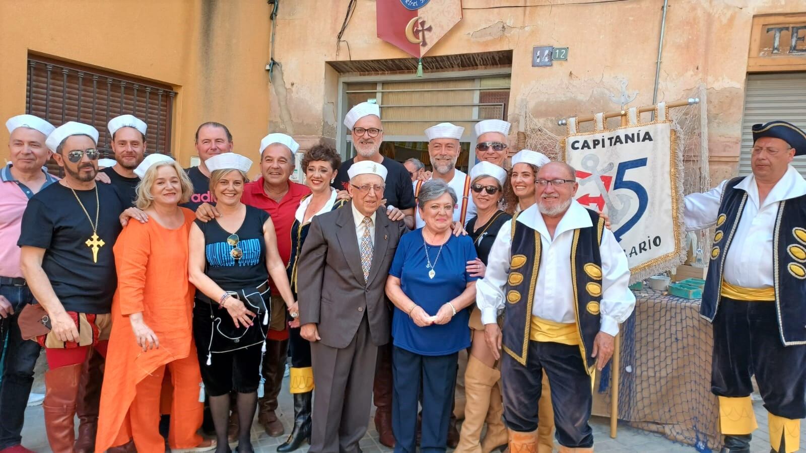 Luis y Reme Vera Poveda, rodeados de familiares y amigos.