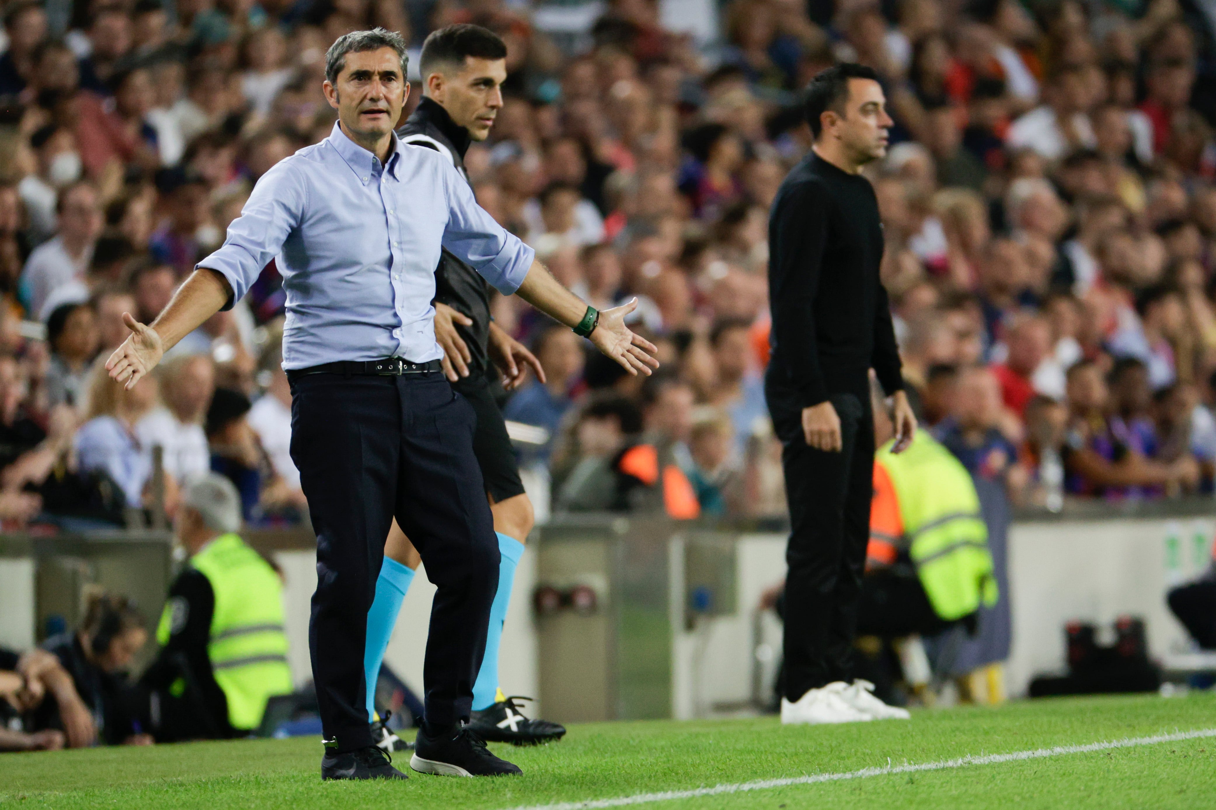 El entrenador del Athletic de Bilbao, Ernesto Valverde (i), durante el partido correspondiente a la jornada 11 de LaLiga Santander de Primera División disputado ante el FC Barcelona en el Spotify Camp Nou. EFE/Quique García