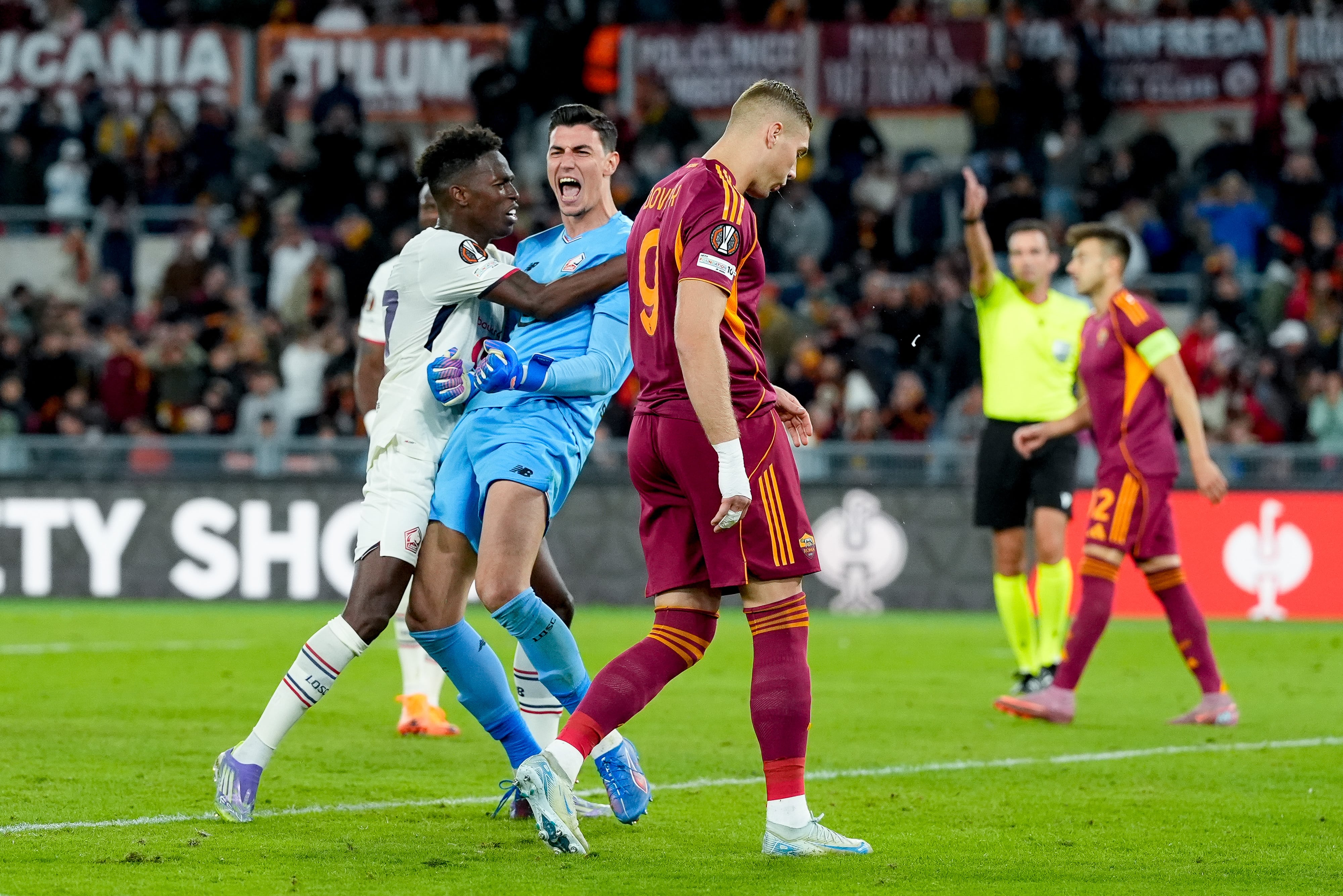 Özer celebra tras detener uno de los penaltis de Dobvyk