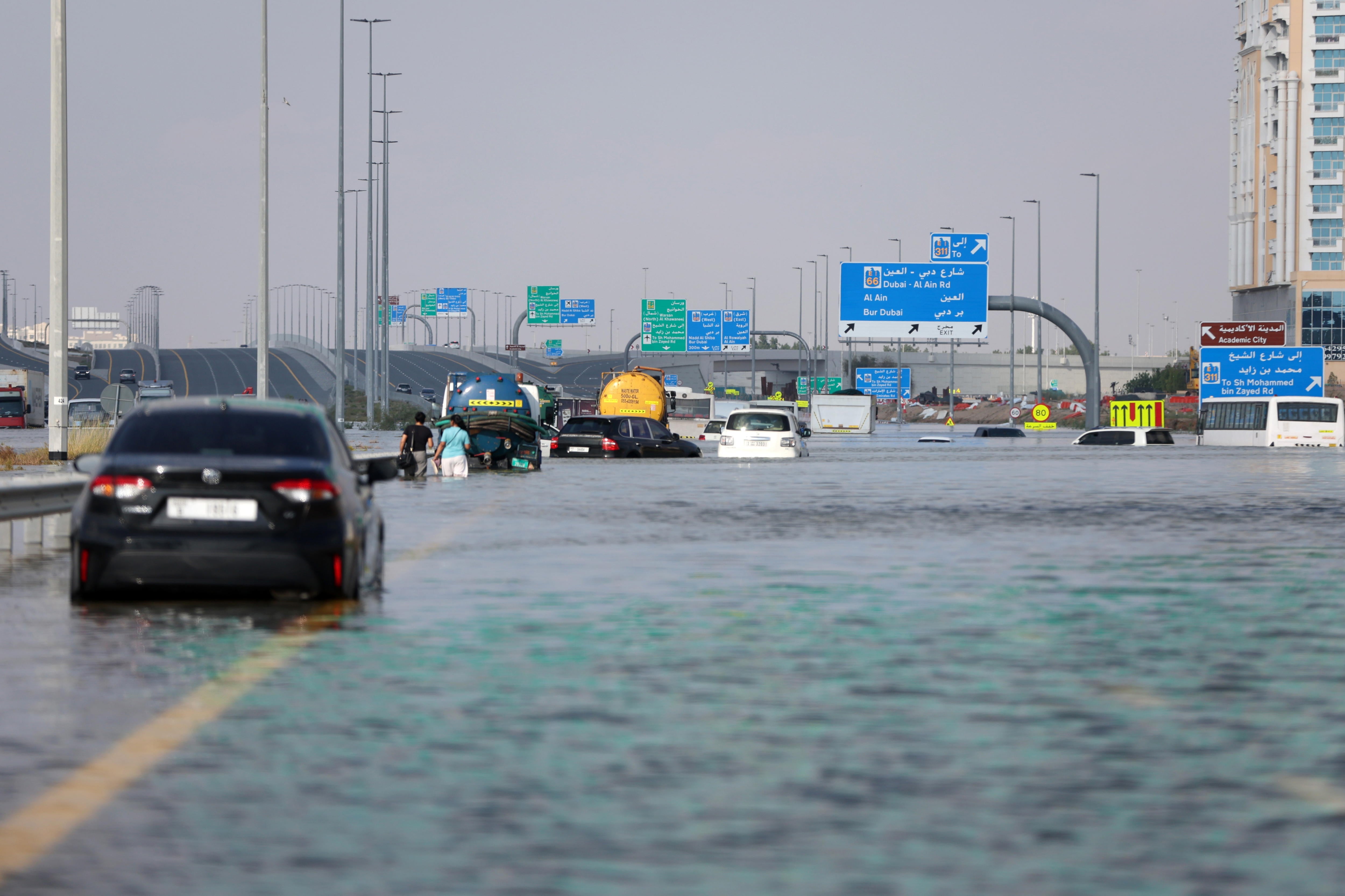 Carreteras inundadas en Dubai este miércoles.