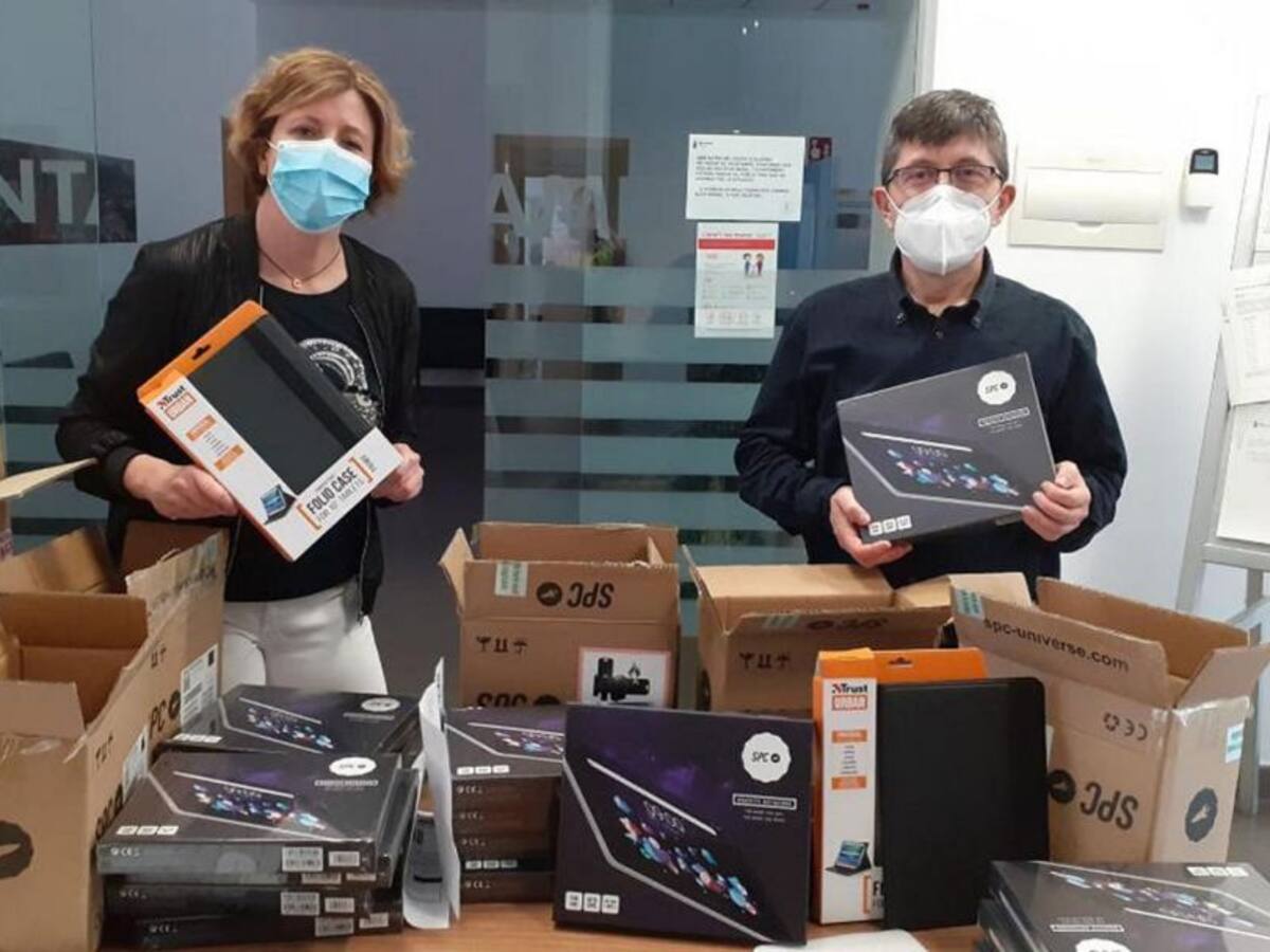 Reparto de tablets para que todos los alumnos del Real de Gandia puedan acabar el curso