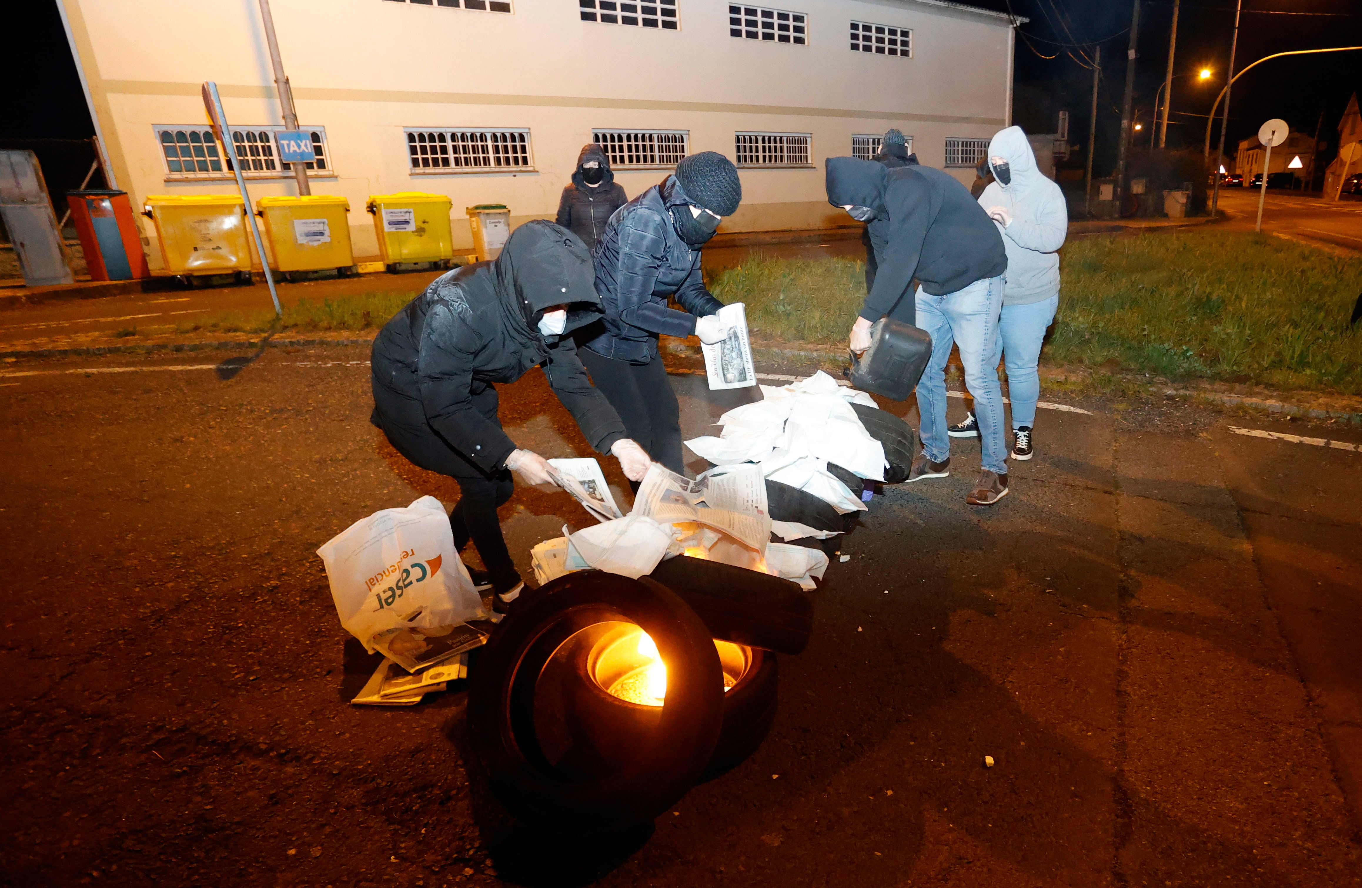 Cabanas ( A Coruña)  (19.03.2022). Protesta convenio Residencias mayores. Trabajadoras de la residencia de mayores de Laraxe en Cabanas (A Coruña ) queman neumáticos a la entrada de la residencia siguiendo cn las protestas para conseguir un convenio nuevo en su sector. Foto: Kiko Delgado / EFE