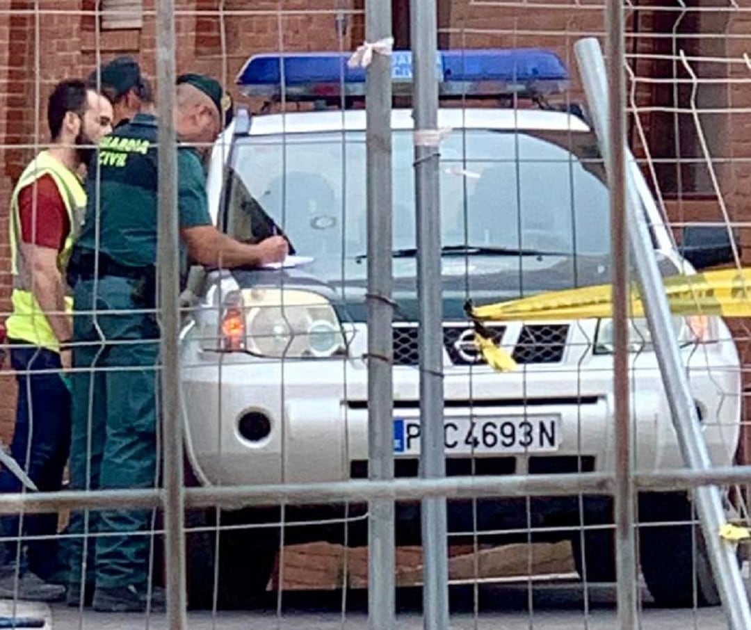 Agentes del SEPRONA hablando con uno de los responsables de las obras de reforma de la plaza de San Blas