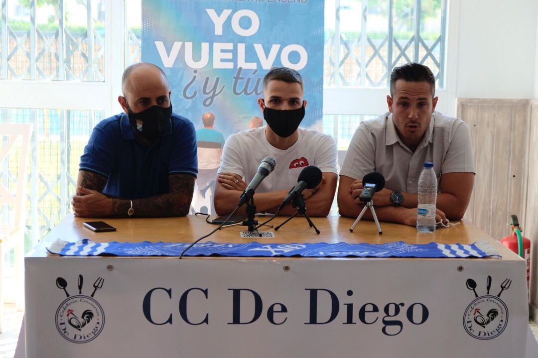 Chuma (c) junto a Juan Díaz (d) y Juan Luis Gil (iz) 