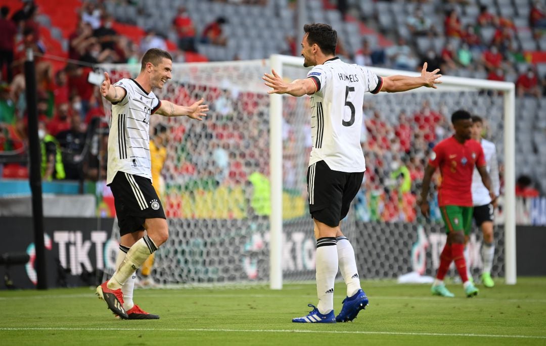 Gosens y Hummels celebran la goleada ante Portugal