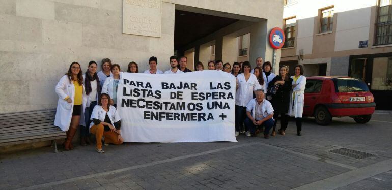 Los profesionales sanitarios en una de las concentraciones para solicitar una enfermera más para el Centro de Salud de Cuéllar.