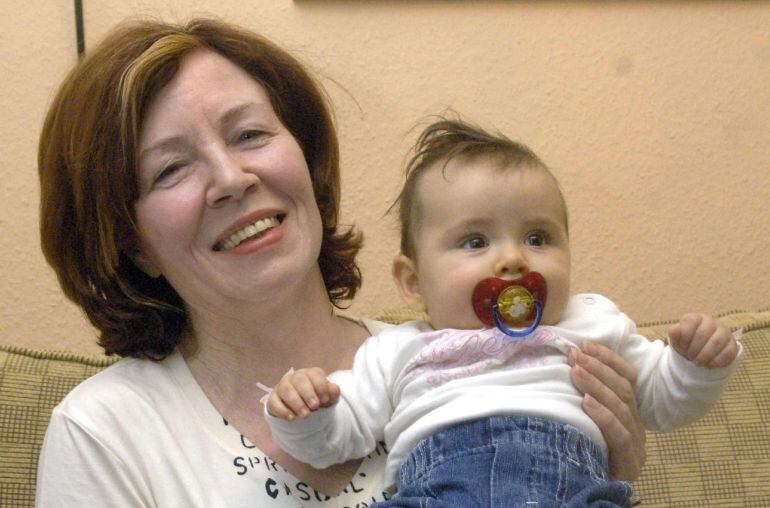 BER102. Berlin (Germany), 03/11/2005.- An archive picture made available on 12 April 2015 of then 55-year-old Annegret Raunigk (L) posing with her daughter Leila in Berlin, Germany, 03 November 2005. According to a German TV report to be aired on 13 April