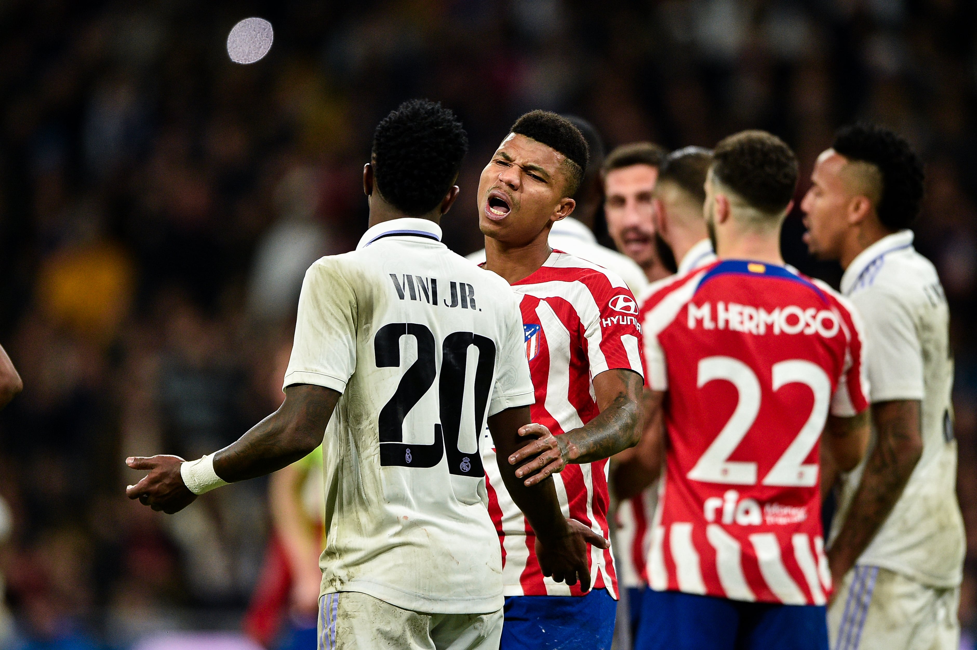 Reinildo y Vinicius discuten una acción del pasado derbi de Copa.