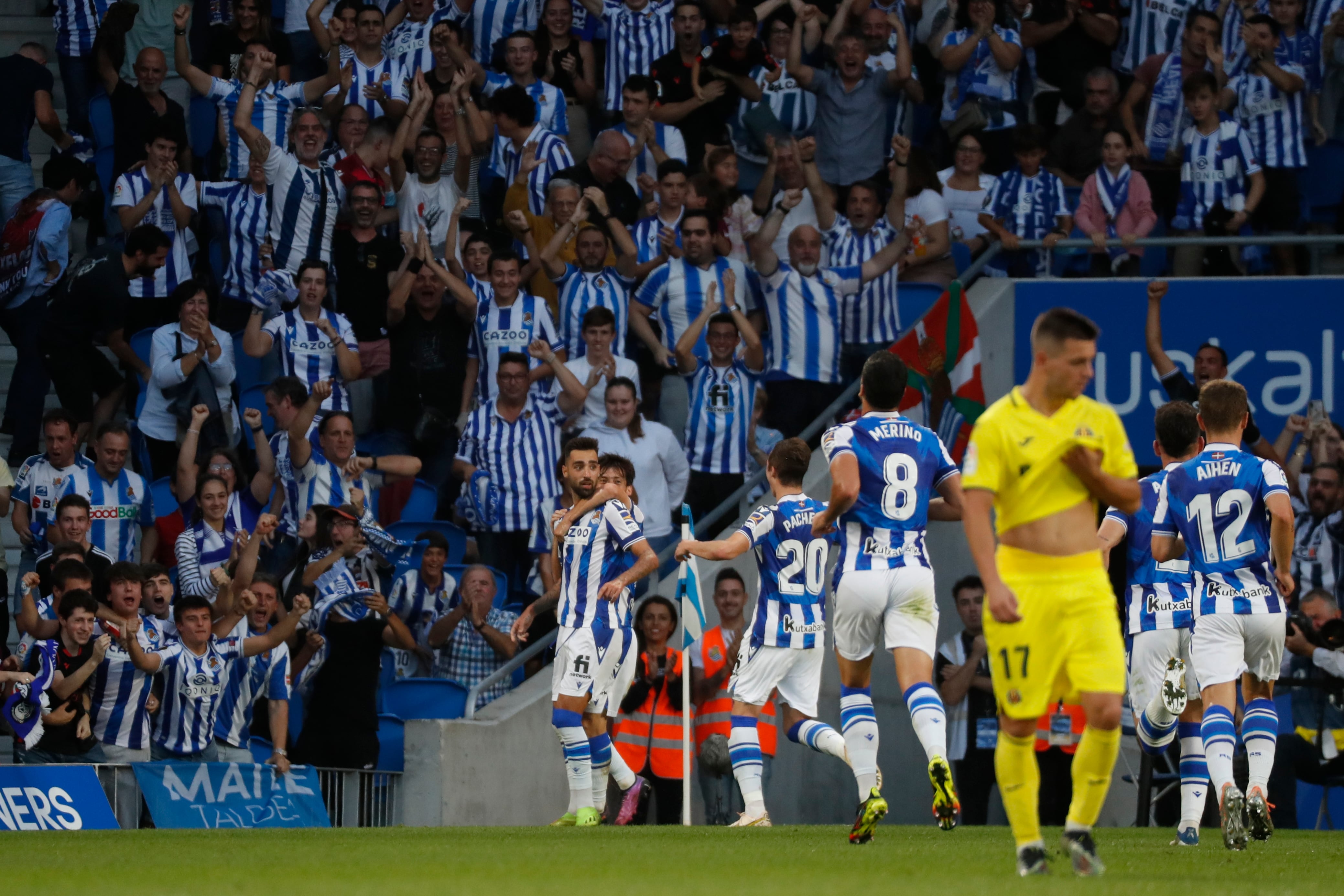 SAN SEBASTIÁN, 09/10/2022.- El centrocampista de la Real Sociedad Brais Méndez (i) celebra con sus compañeros tras marcar el 1-0 durante el partido de la jornada 8 de Liga en Primera División que se juega hoy domingo en el Reale Arena, en San Sebastián. EFE/Javier Etxezarreta
