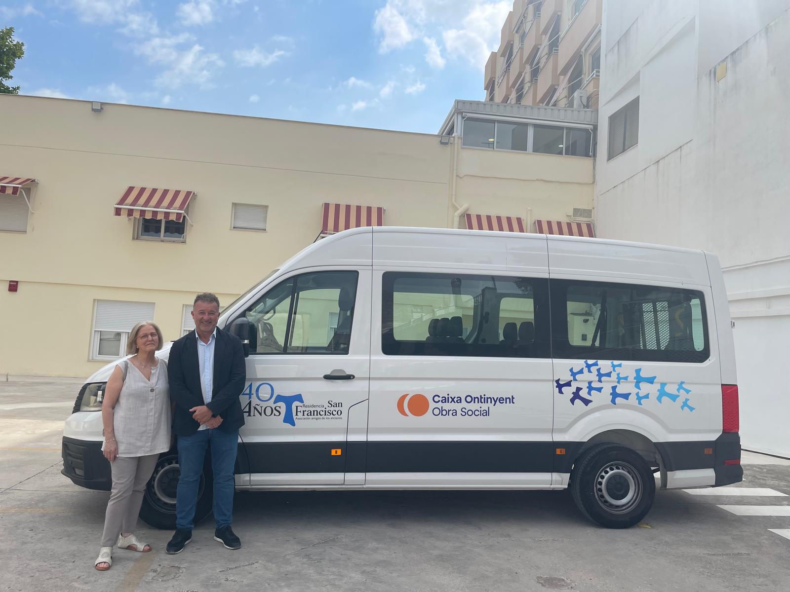 Entrega vehiculo Caixa Ontinyent a Residencia Sant Francesc