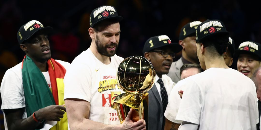 Marc Gasol, con el trofeo que acredita a los Raptors como ganadores de la NBA