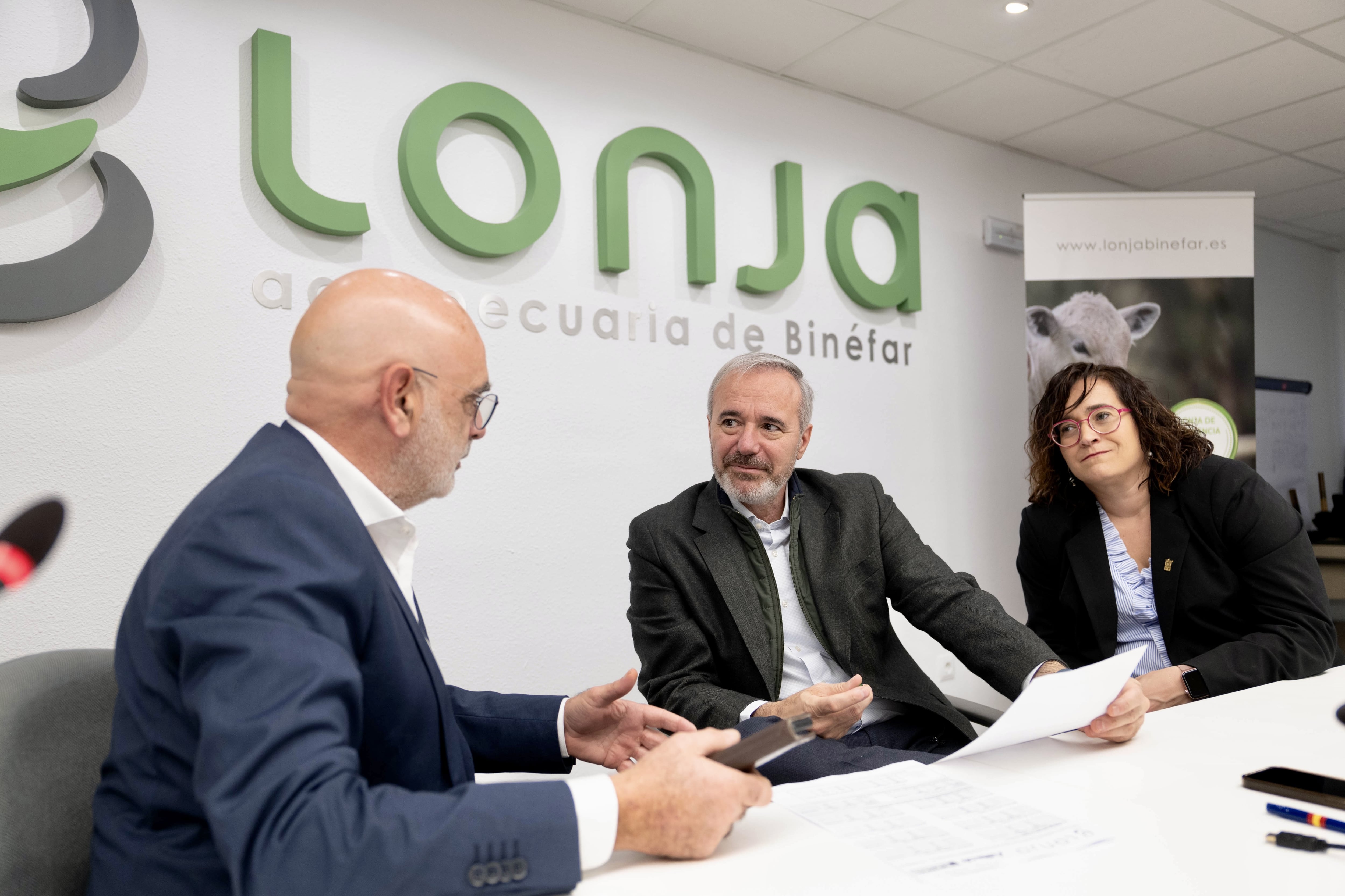 El presidente de Aragón Jorge Azcón en la Lonja Agropecuaria de Binéfar. Foto: