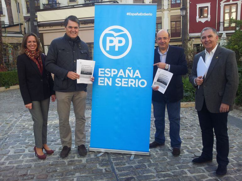 Candidatos del PP de Granada al Congreso y al Senado participan en un acto de campaña en la Plaza de La Romanilla