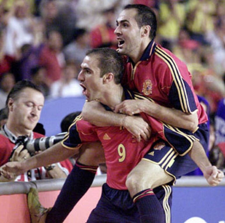 Javi Sánchez (9) celebra un gol con España