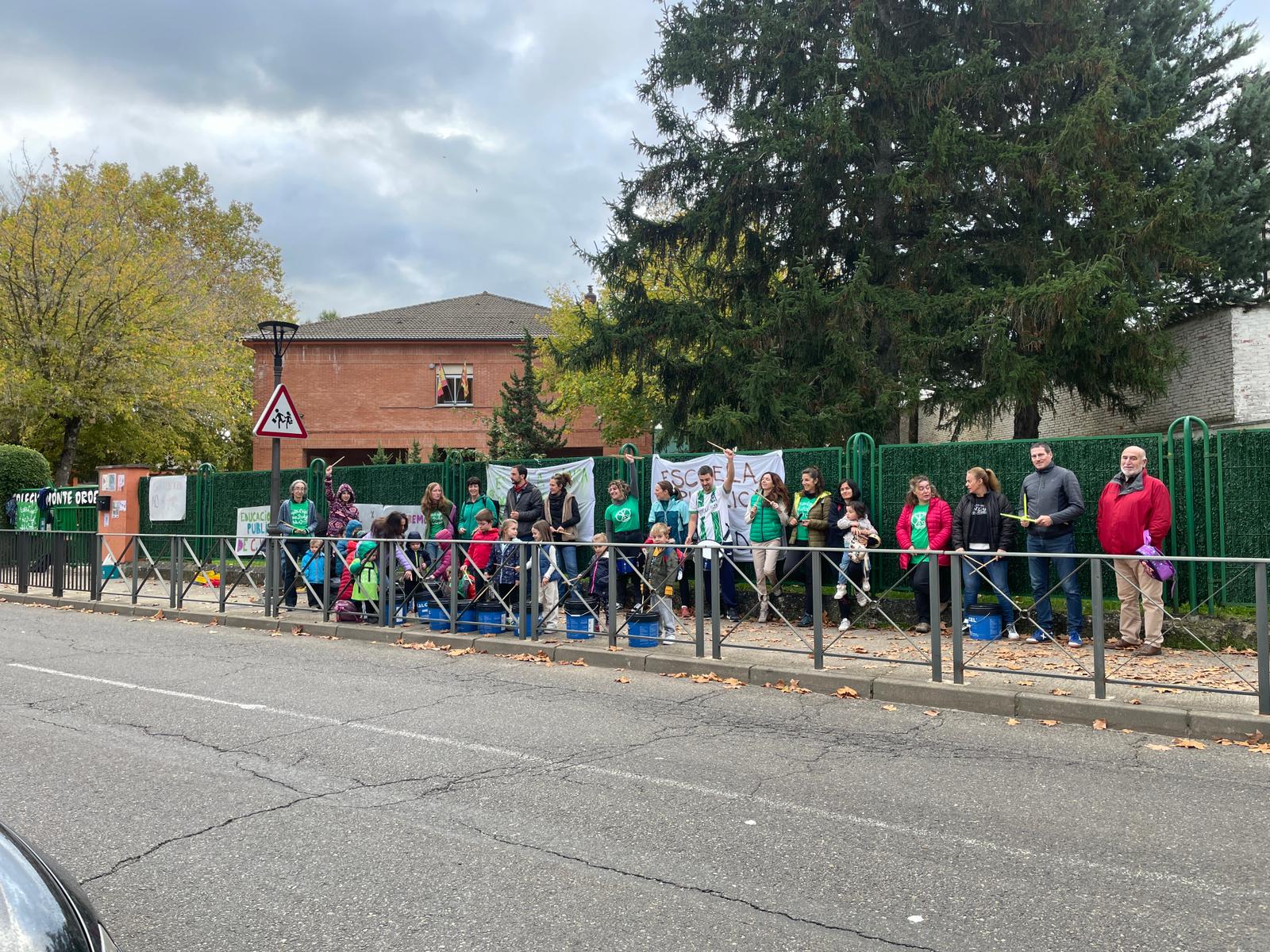 Concentración frente al colegio Monte Oroel de Jaca