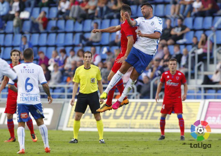 Manu del Moral salta con un adversario del Tenerife en el partido de este sábado.