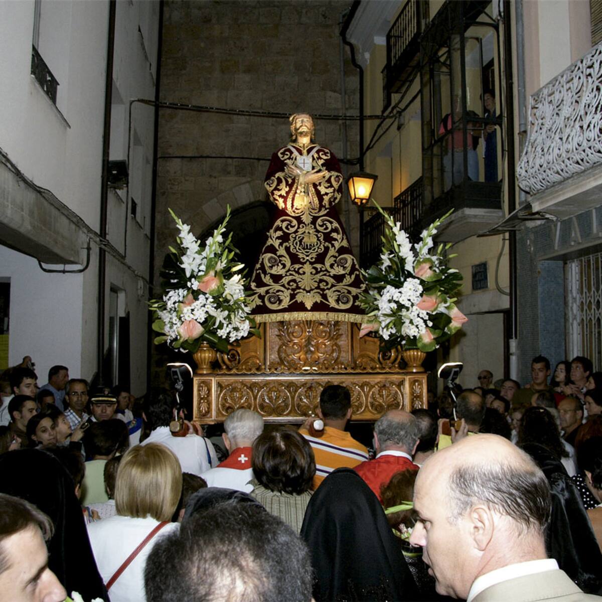 Almazán vivió anoche la bajada de Jesús con la tradicional traca que acompaña la imagen del Nazareno