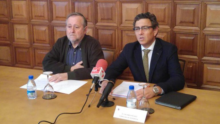 Juan José López Arroyo, responsable del Patronato Municipal de Deportes y Facundo Pelayo, Concejal de Deportes. (De izquierda a derecha).