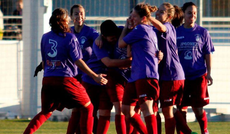 Las jugadoras del A.D. Alhóndiga celebran un tanto
