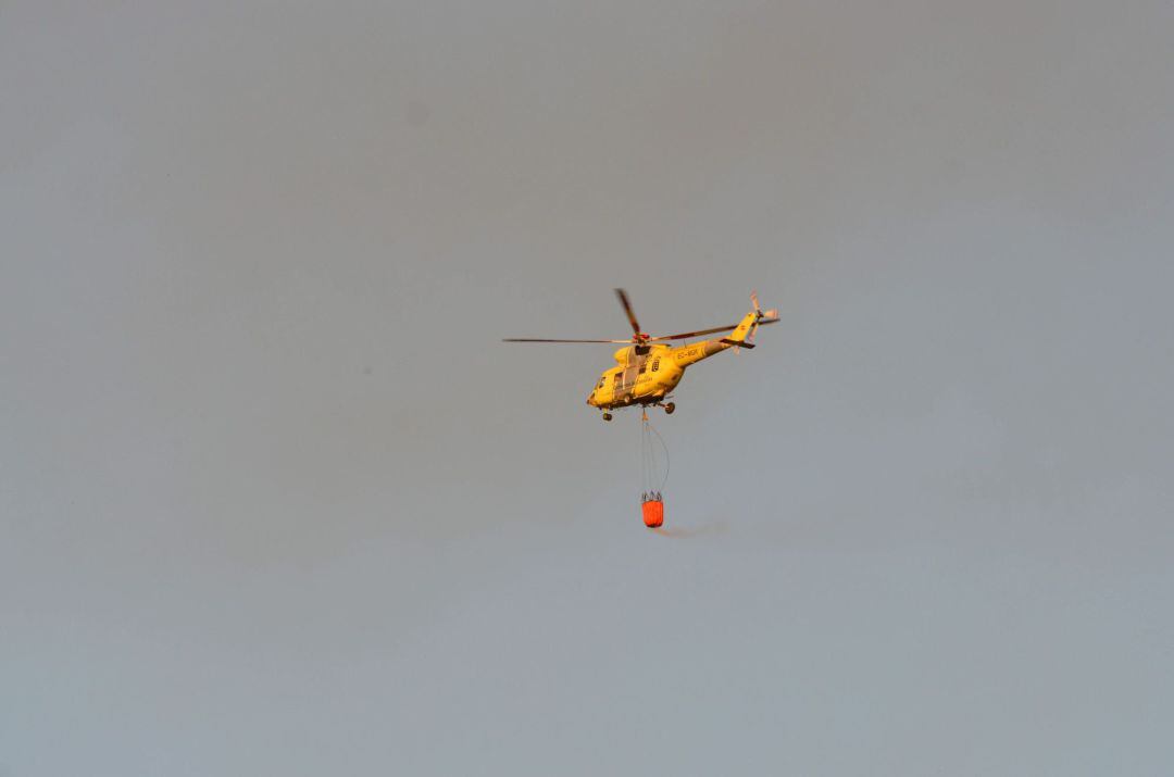 Cinco helicópteros se han incorporado a las tareas de extinción del incendio forestal que comenzó pasadas las seis de la tarde en Catela, en el municipio palmero de Garafía.