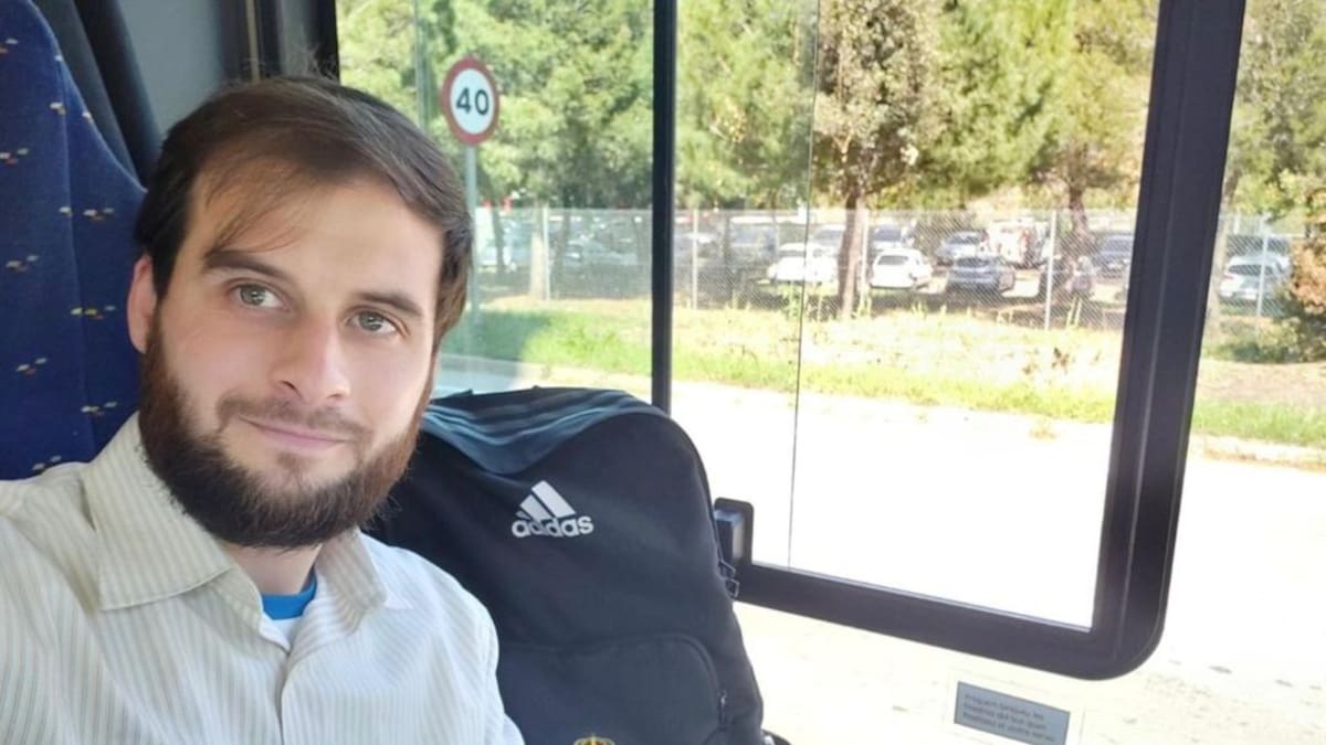 "Ser del Recre es escuchar SER Deportivos Huelva conduciendo mi bus en Sant Boi"
