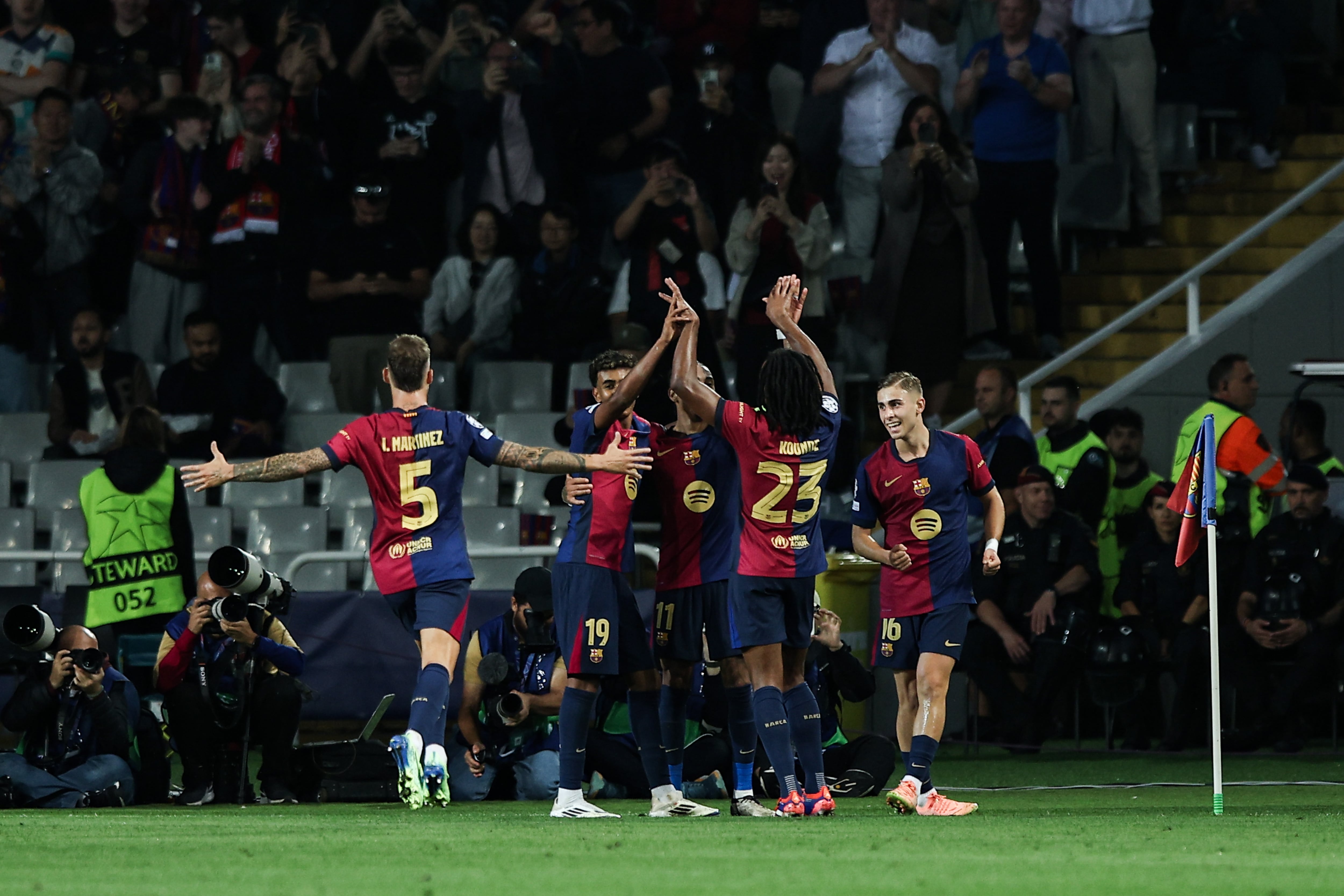 Los jugadores del FC Barcelona celebran ante el Bayern.