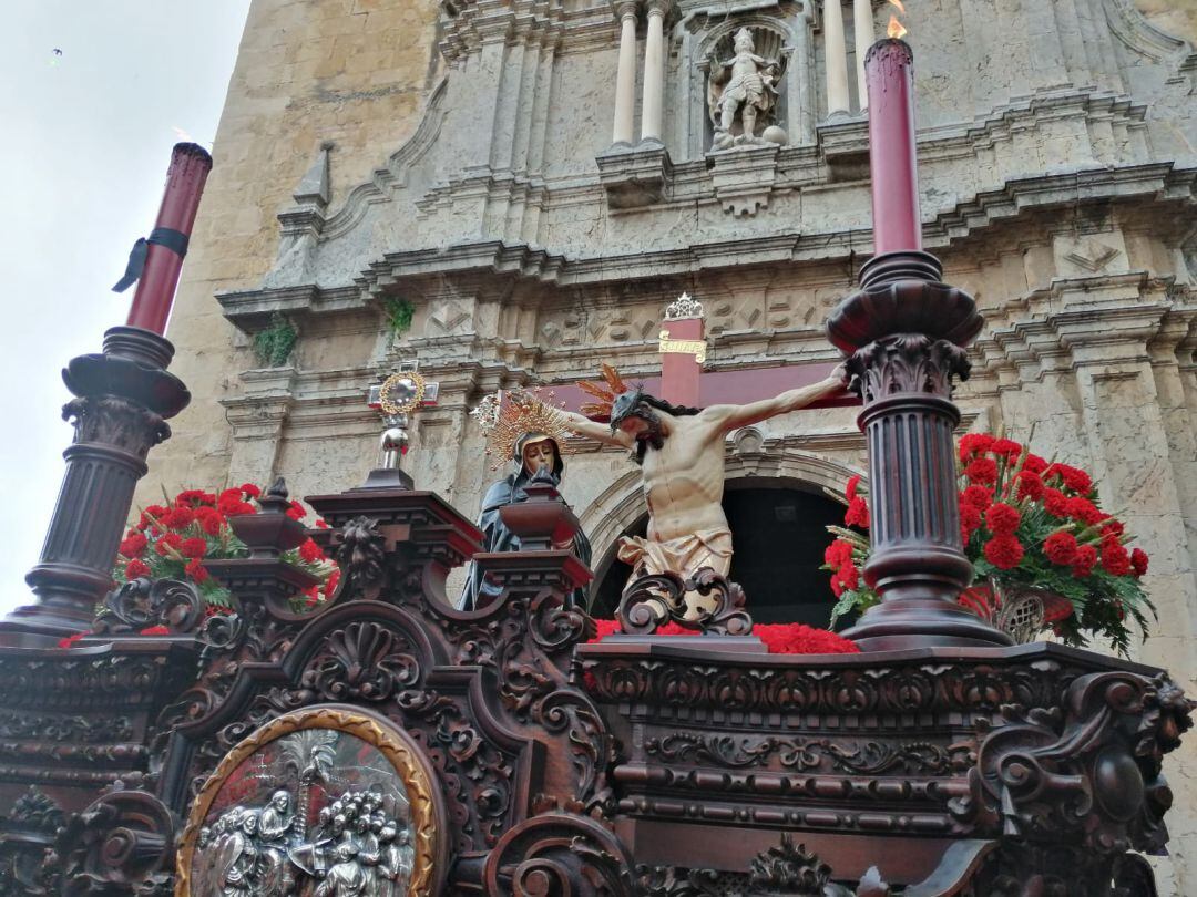 La imagen de la Caridad salió unos breves minutos a la plaza.