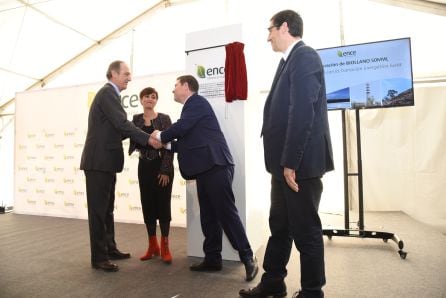 Emiliano García-Page e Ignacio Colmenares estrechan sus manos tras descubrir la placa que conmemora la inauguración de &quot;Biollano 1&quot;