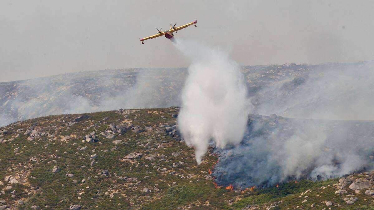 El fuego proveniente de Orense obliga a desalojar cinco localidades en la Alta Sanabria